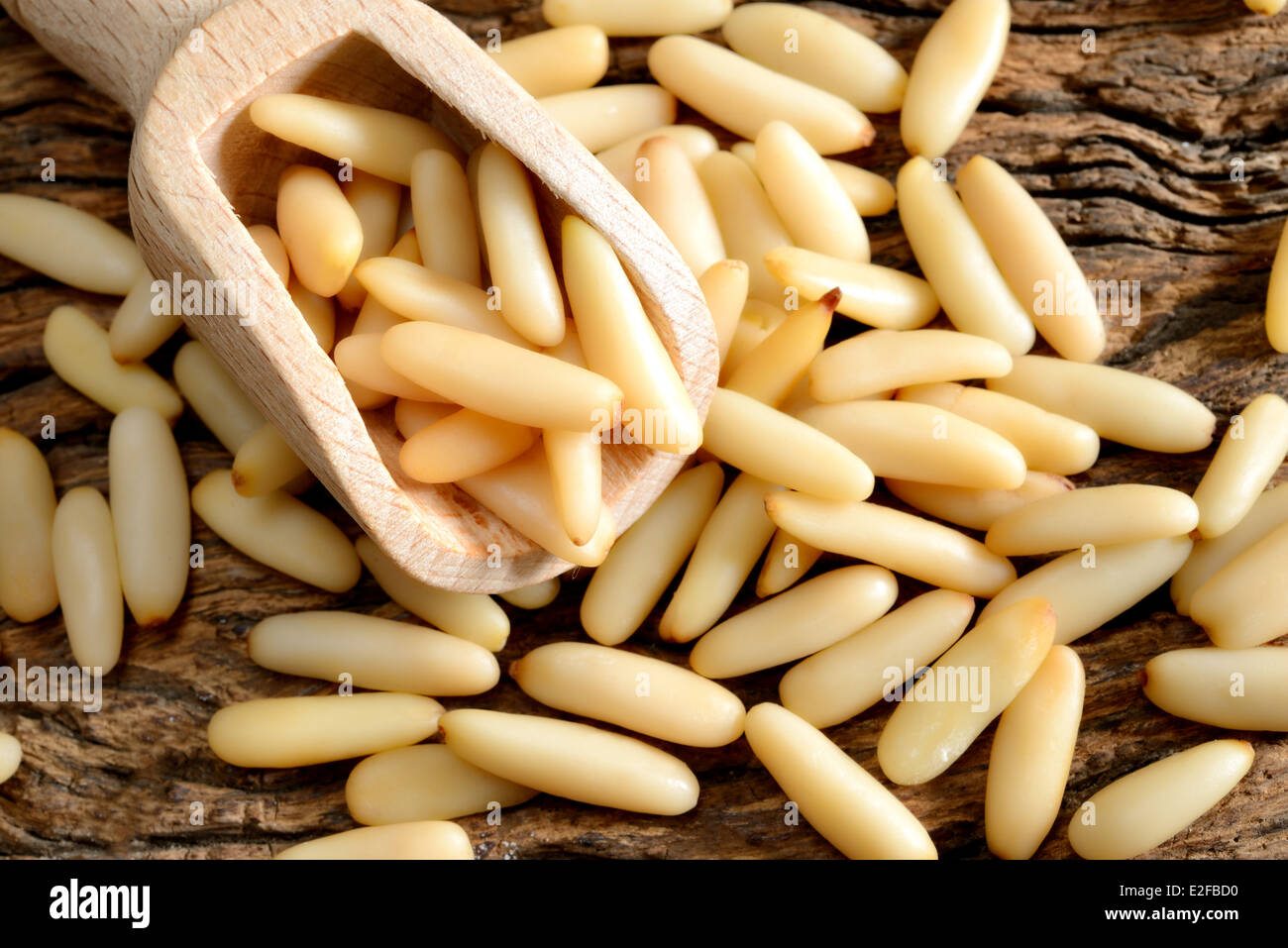 Freschi sbucciati pinoli sul tavolo di legno Foto Stock