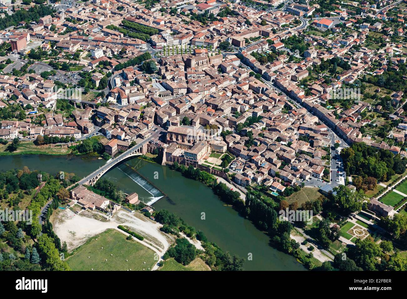 Francia, Tarn, Gaillac, la città sul fiume Tarn (vista aerea) Foto Stock