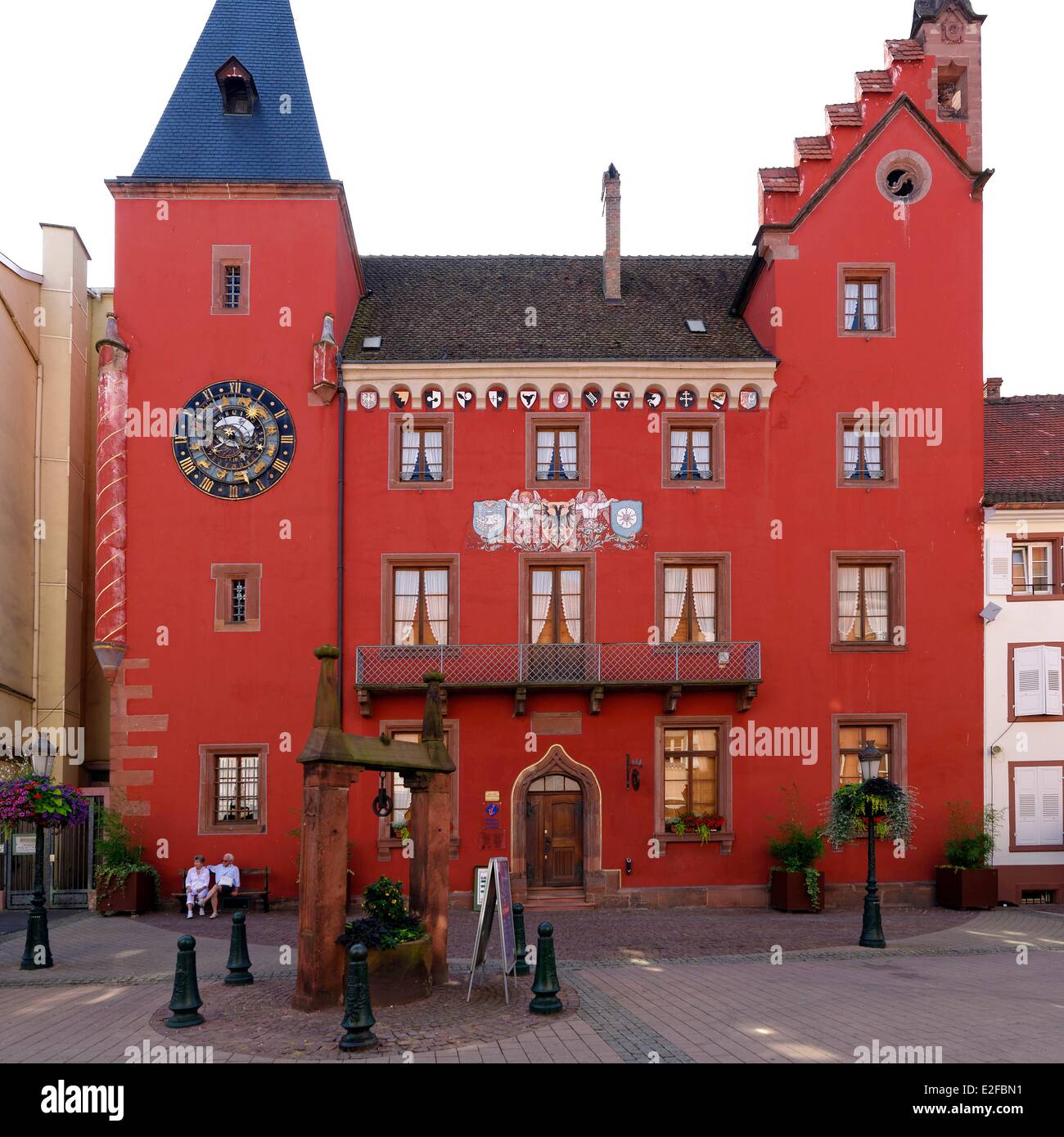 Francia, Bas Rhin, Haguenau, il museo alsaziano, Cancelleria vecchia con un orologio astronomico che sulla facciata Foto Stock