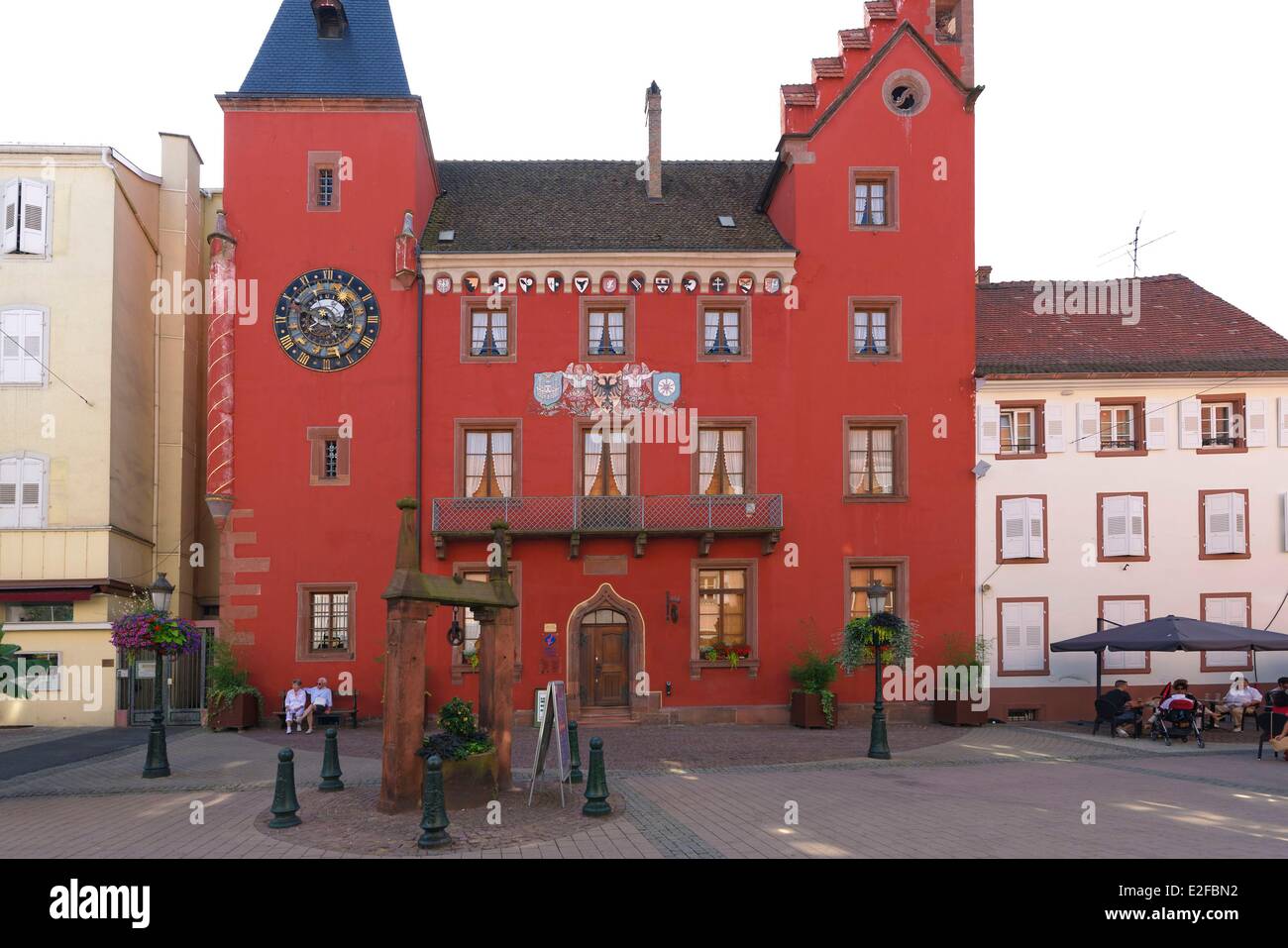 Francia, Bas Rhin, Haguenau, il museo alsaziano, Cancelleria vecchia con un orologio astronomico che sulla facciata Foto Stock