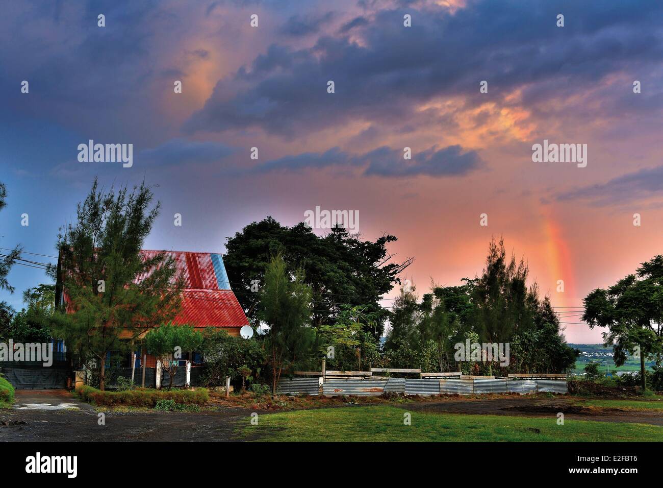 Francia isola di Reunion (dipartimento francese d' oltremare) Saint Louis Maison Rouge area casa creola sotto un cielo tempestoso con rainbow Foto Stock