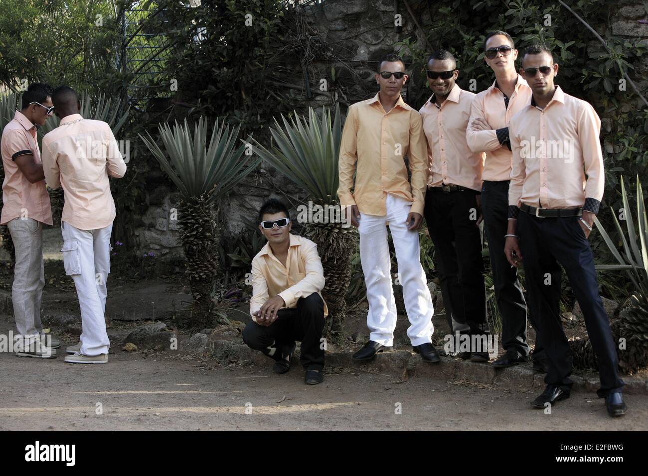 Francia isola di Reunion (dipartimento francese d' oltremare) Petit Ile Grand Anse gruppo giovani uomini creolo torace e vestito per un matrimonio Foto Stock