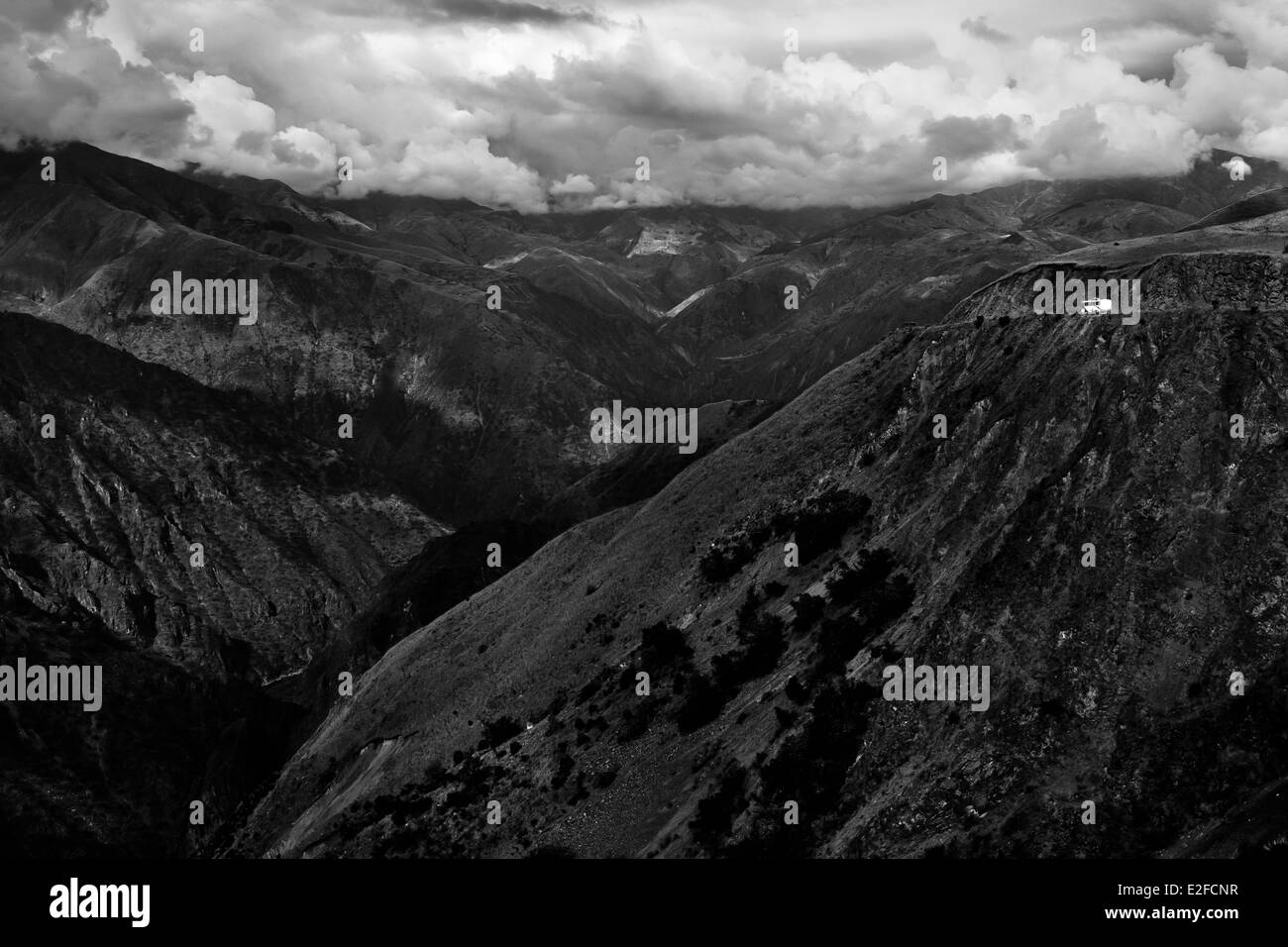 Un autobus rigidi verso il basso il '24 curvas', un pericoloso uno-car-ampia strada sterrata, tagliati nella roccia, Apurímac river canyon, Perù. Foto Stock