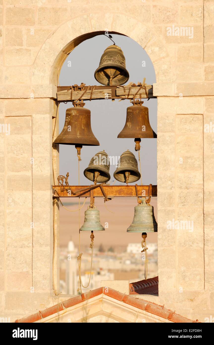 Giordania, Madaba Governatorato, Madaba, della chiesa ortodossa di San Goeorges, campane del Campanile Foto Stock