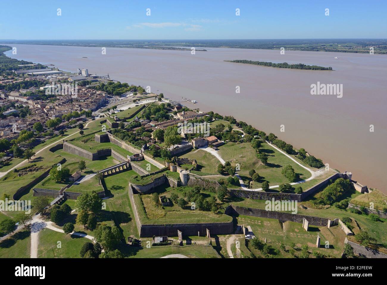 Francia, Gironde, Blaye, la cittadella di Vauban sono classificati come patrimonio mondiale dall' UNESCO e l'estuario della Gironda (vista aerea) Foto Stock