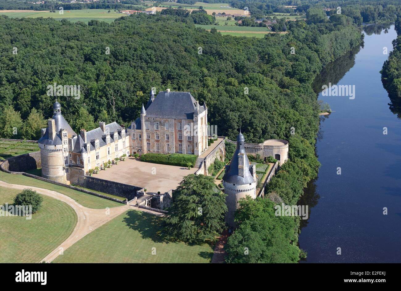 Francia, Vienne, Bonnes, Chateau de Touffou sul fiume Vienne banche (vista aerea) Foto Stock