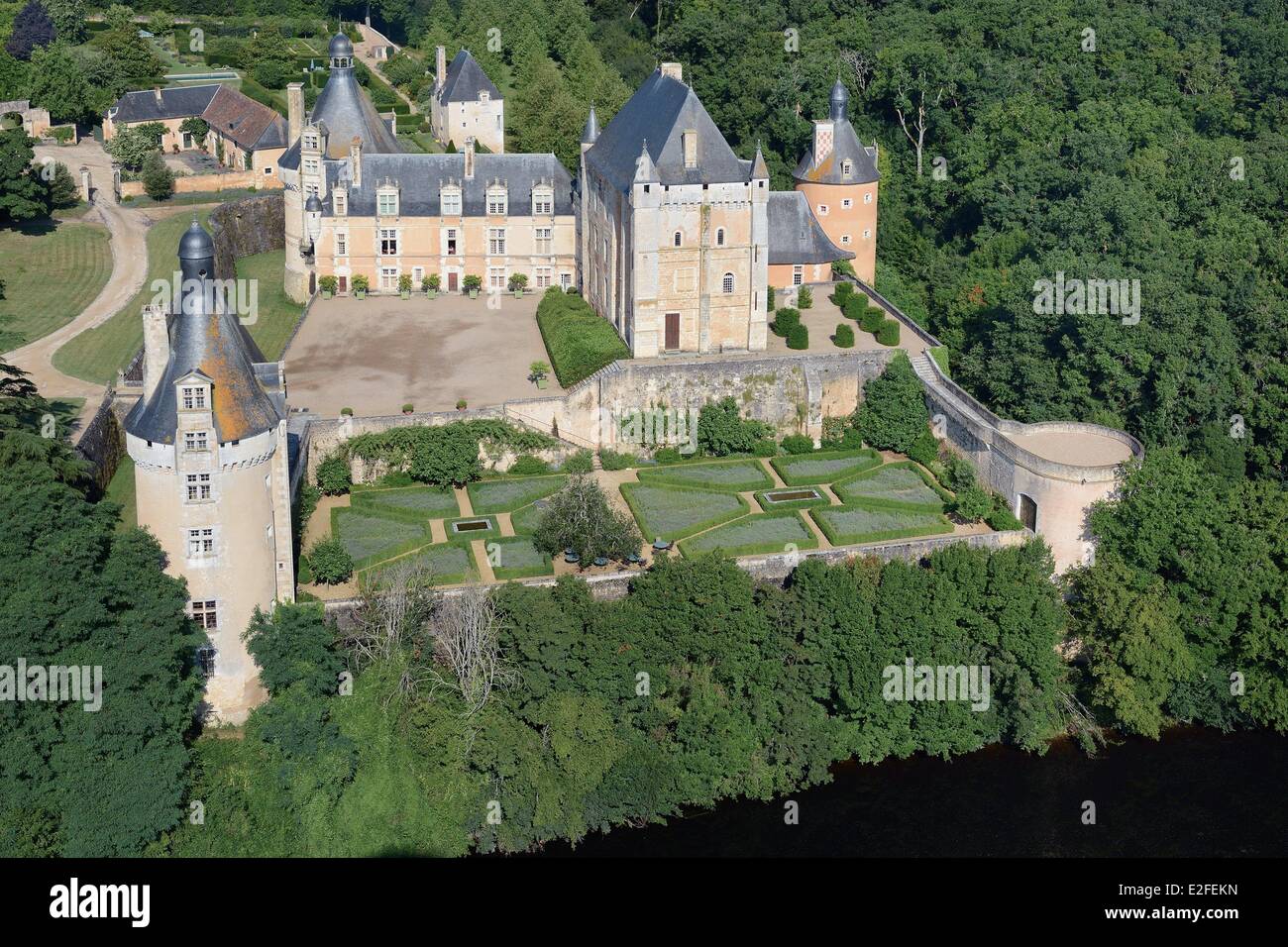 Francia, Vienne, Bonnes, Chateau de Touffou sul fiume Vienne banche (vista aerea) Foto Stock