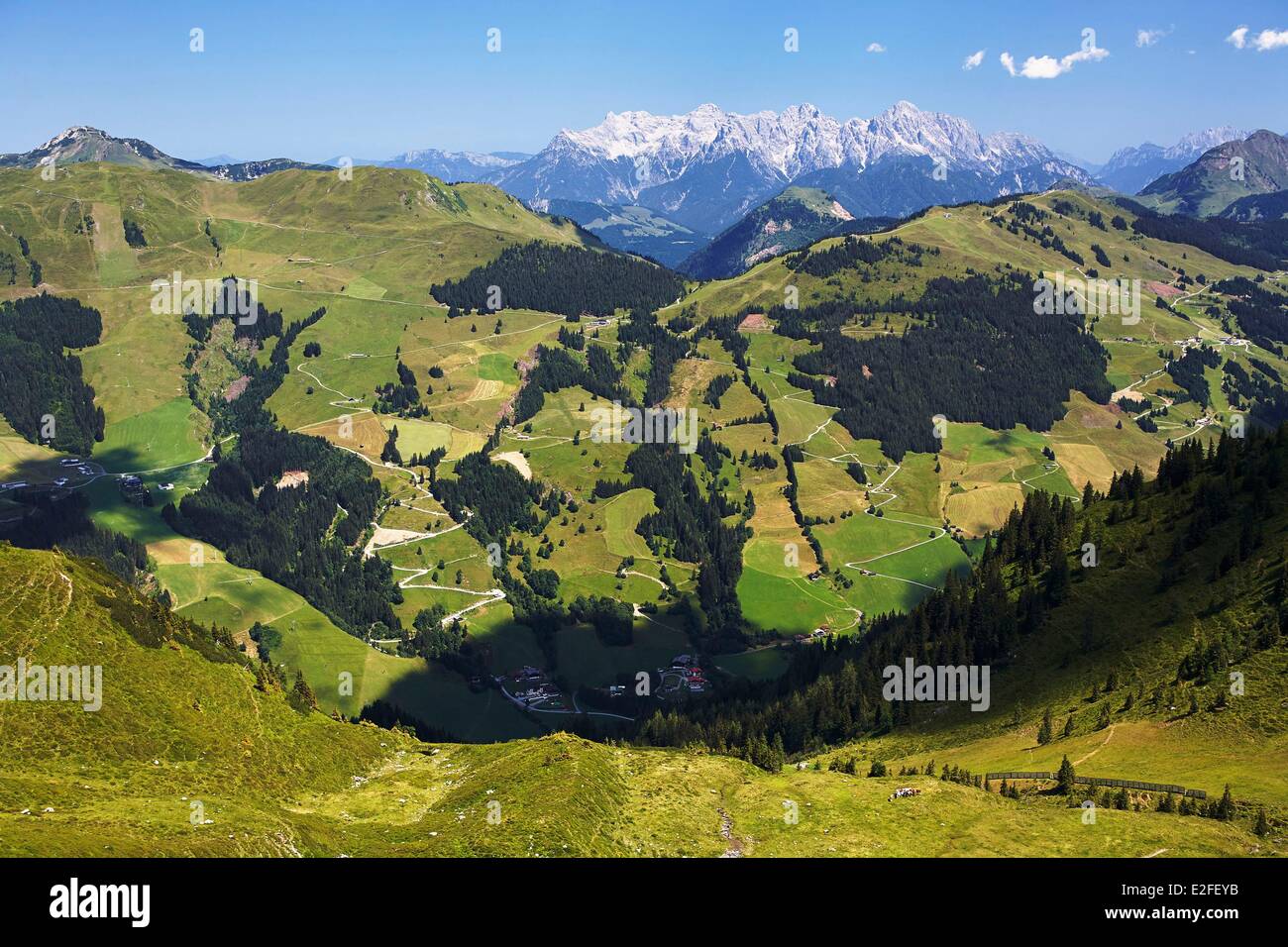 Austria, Land di Salisburgo, Kitzbuhel Alpi, Saalbach Hinterglemm, Saalbach Hinterglemm valle, vista degli Alti Tauri mountain range Foto Stock