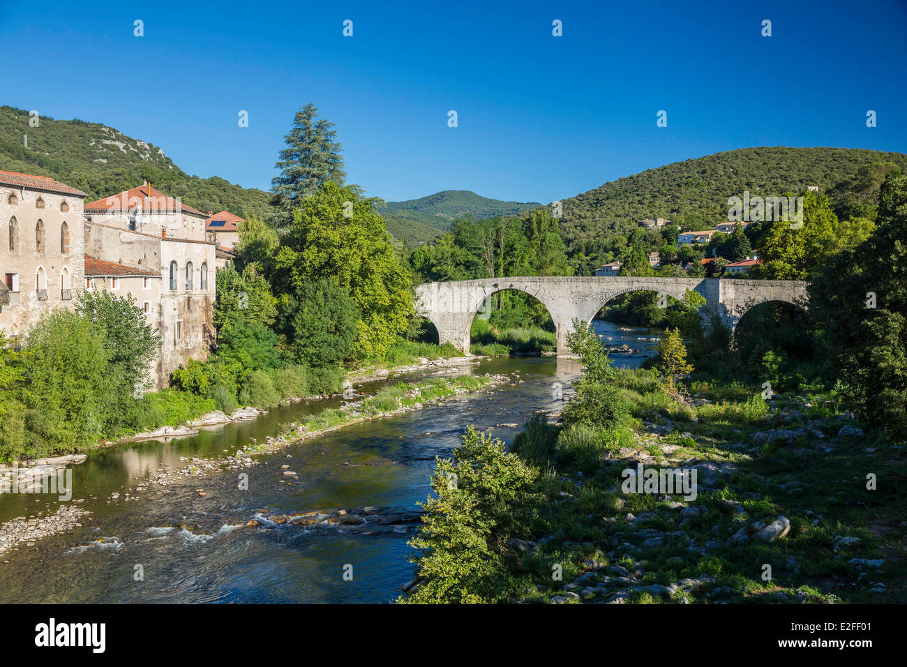Francia, Herault, Gange, Cazilhac le Bas sulla sinistra, il ponte sopra il Herault Foto Stock