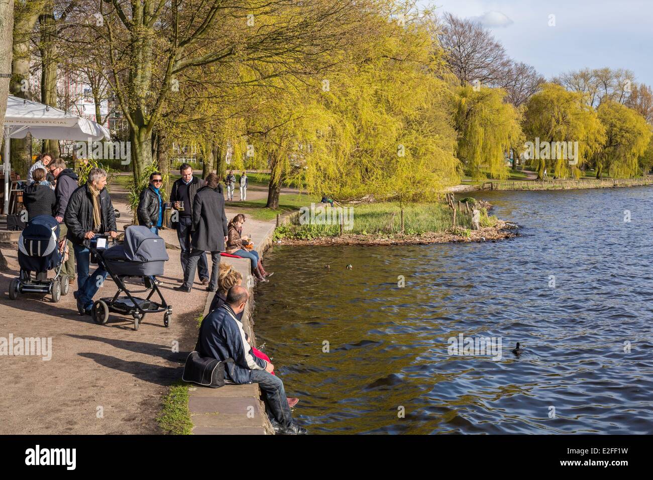 Germania, Amburgo, Aussenalster (Alster esterno), il lago nel cuore della città con la terrazza di Alsterperle cafe Foto Stock