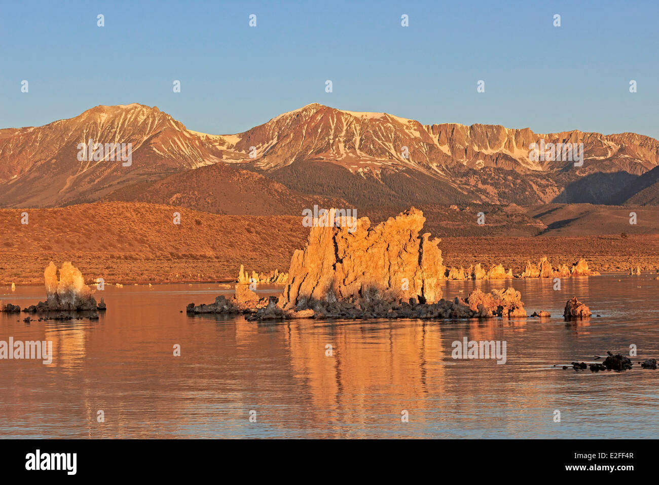 Stati Uniti California Eastern Sierra Nevada Mono Lago di tufo Riserva Statale vicino a Lee Vining formazioni di tufo riflettendo su Mono Foto Stock