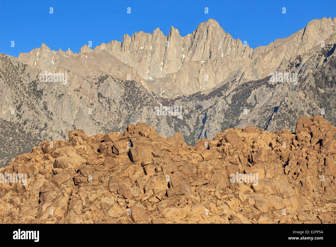 Stati Uniti California Inyo National Forest Sierra Nevada Monte Whitney (14,505 piedi/4,421 m), la vetta più alta di Foto Stock