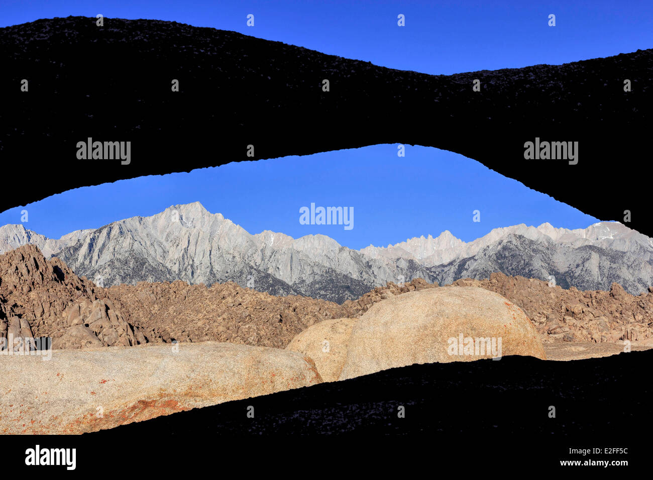 Stati Uniti California Inyo National Forest Sierra Nevada Alabama sulle colline vicino a Lone Pine tornio Arch Montaggio di framing Foto Stock