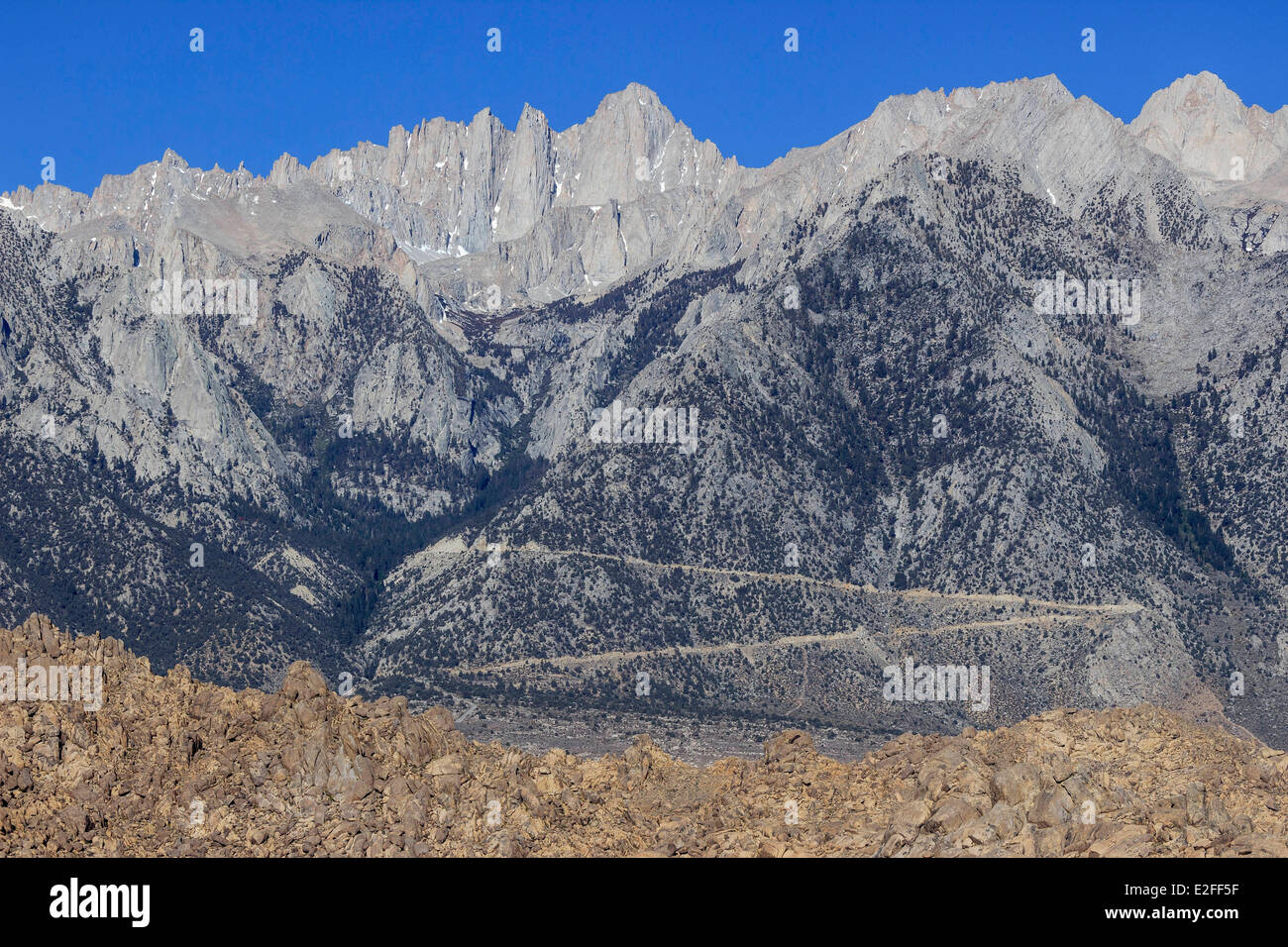 Stati Uniti California Inyo National Forest Sierra Nevada Alabama Hills Lone Pine Monte Whitney (14,505 piedi/4,421 Foto Stock