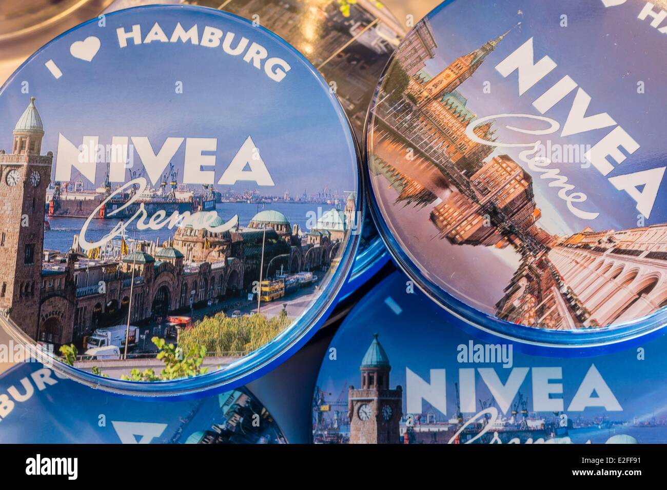 Germania, Amburgo, Nivea Haus, crema Nivea localmente fondata nel 1911 e appartenente al gruppo tedesco Beiersdorf, edizioni limitate Foto Stock