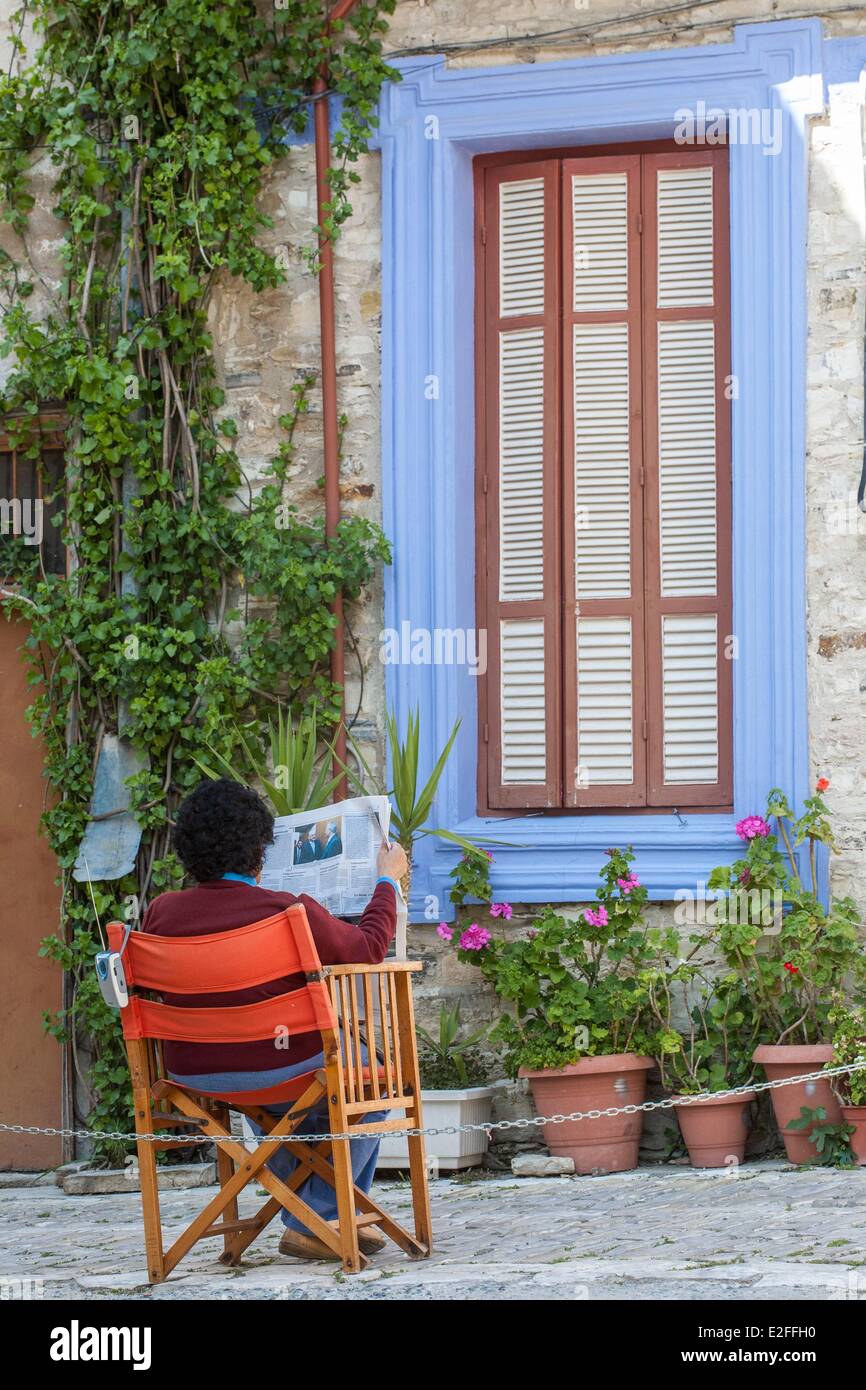Cipro, Larnaca District, Lefkara, l uomo è la lettura del quotidiano a casa Foto Stock