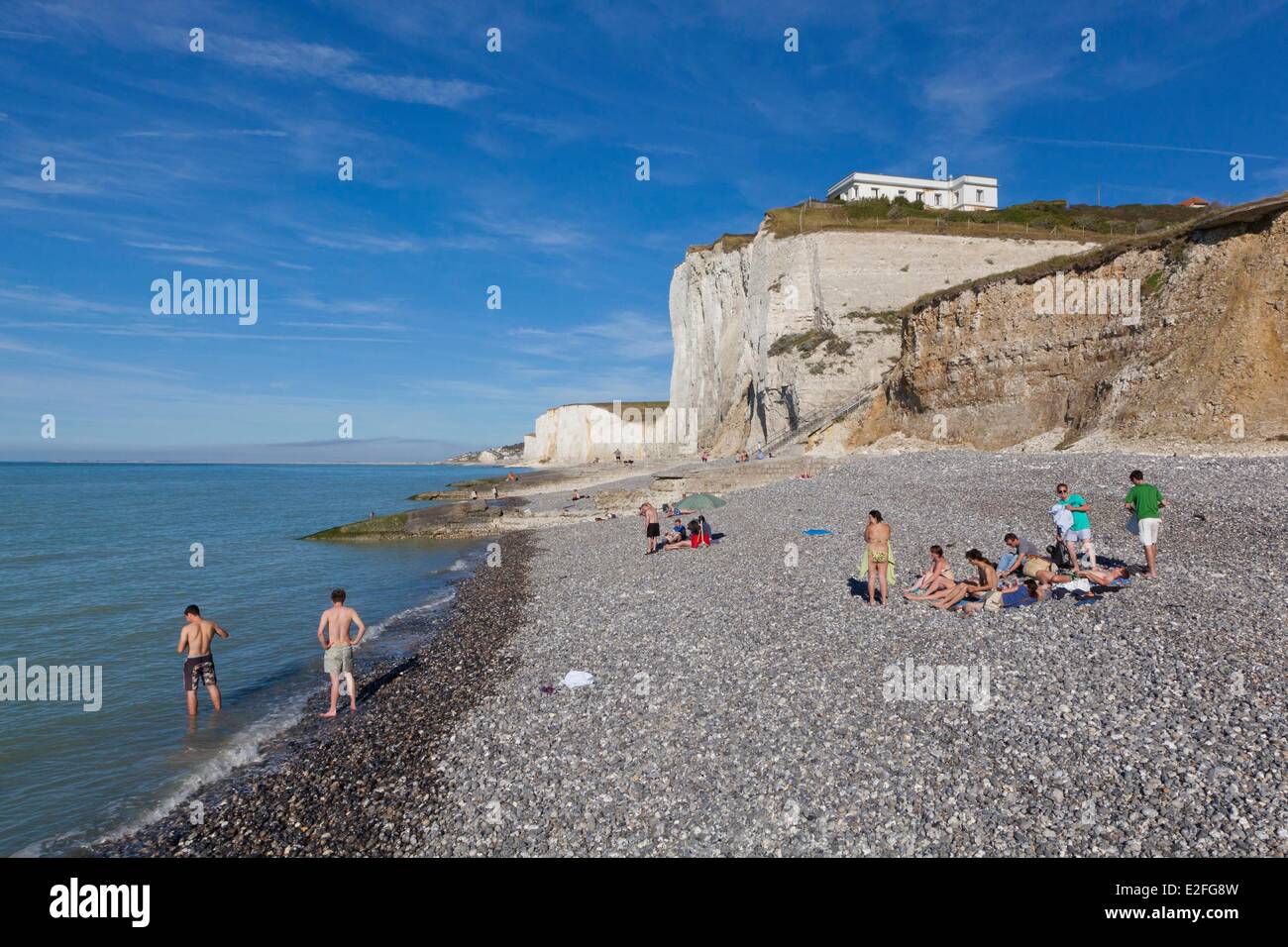 Francia, Somme, Ault, Pebble Beach a marea alta ai piedi delle falesie Foto Stock