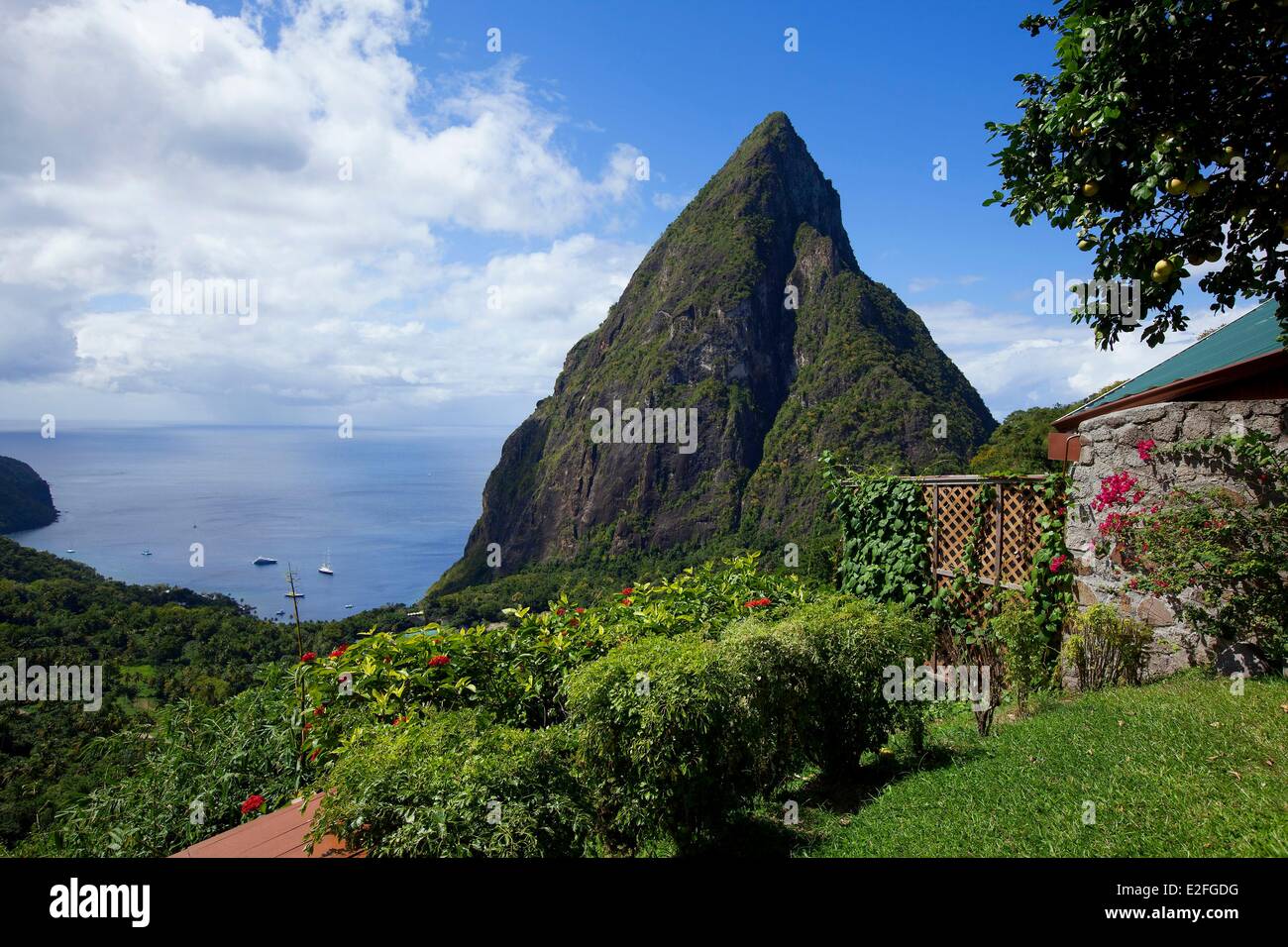 Indie occidentali Isole dei Caraibi del vento Saint Lucia West Island Soufriere District hotel Soufriere Ladera in background Foto Stock