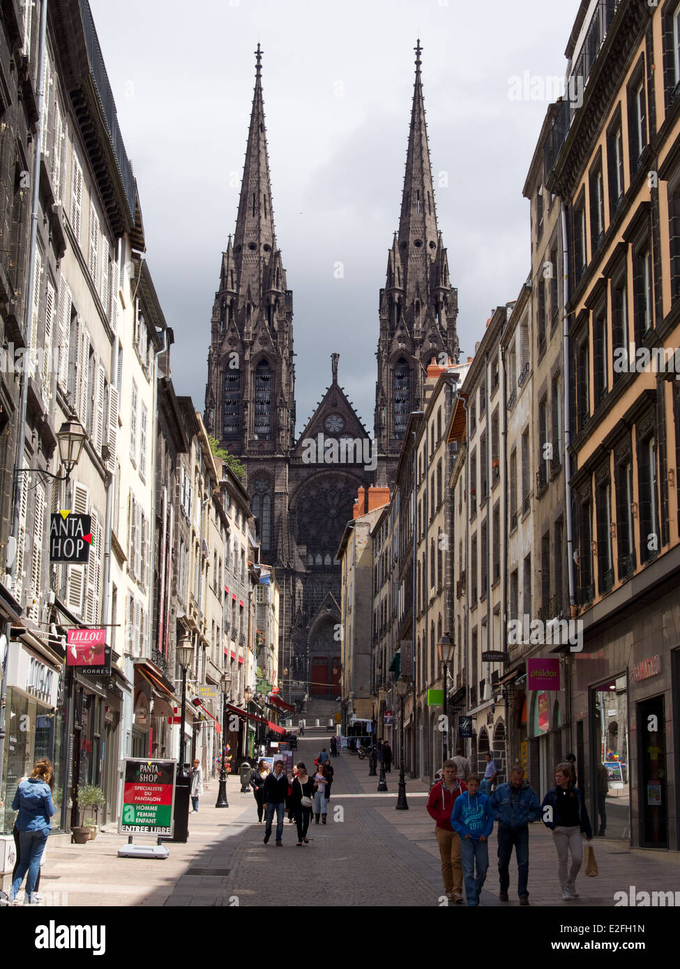 Clermont-Ferrand, capitale dell' Auvergne Puy de Dome, Francia, Europa - Vista della cattedrale sulla Rue des Gras Foto Stock