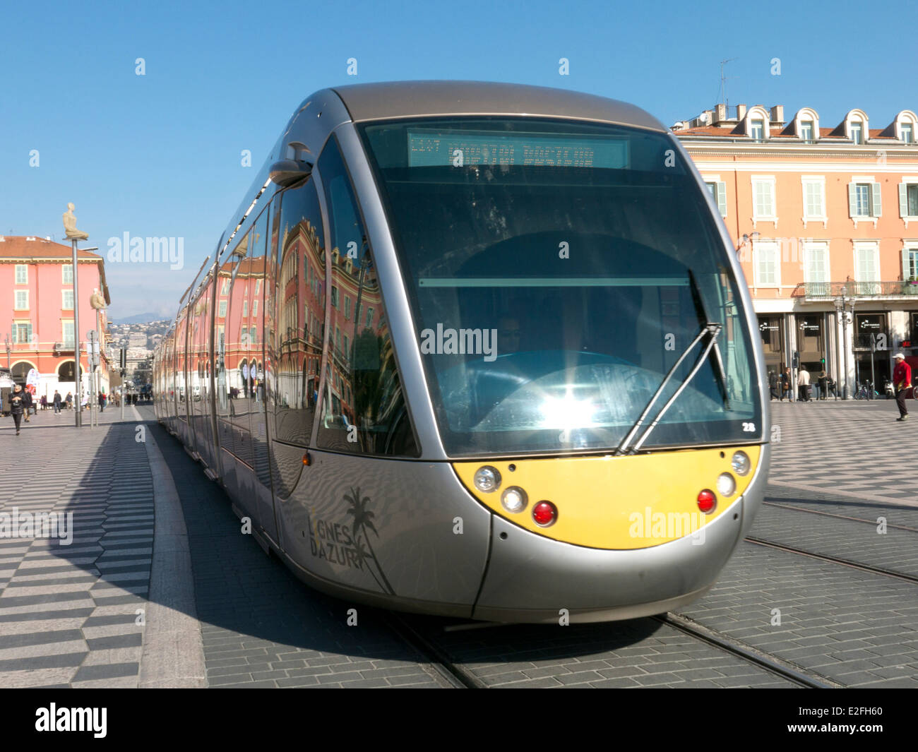 City tram su Piazza Massena, Avenue de Jean Medicin, Nice, Francia Foto Stock