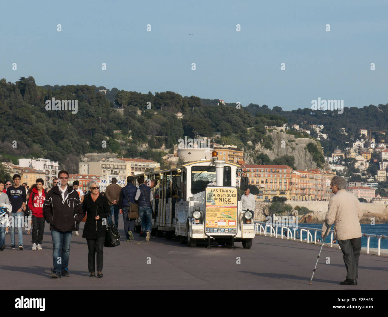 Treni turistici sulla Promenade des Anglais e Lido a Ruhl Plage, Nizza Costa Azzurra, Francia Foto Stock