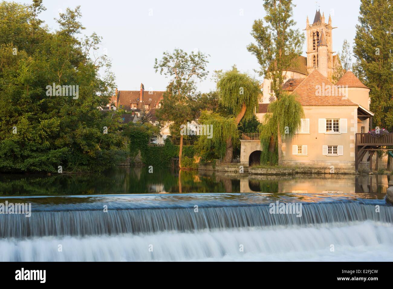 Francia, Seine et Marne, Moret sur LOING, il fiume Loing, Provencher mulino e la chiesa dell'Holly Lady della Natività Foto Stock