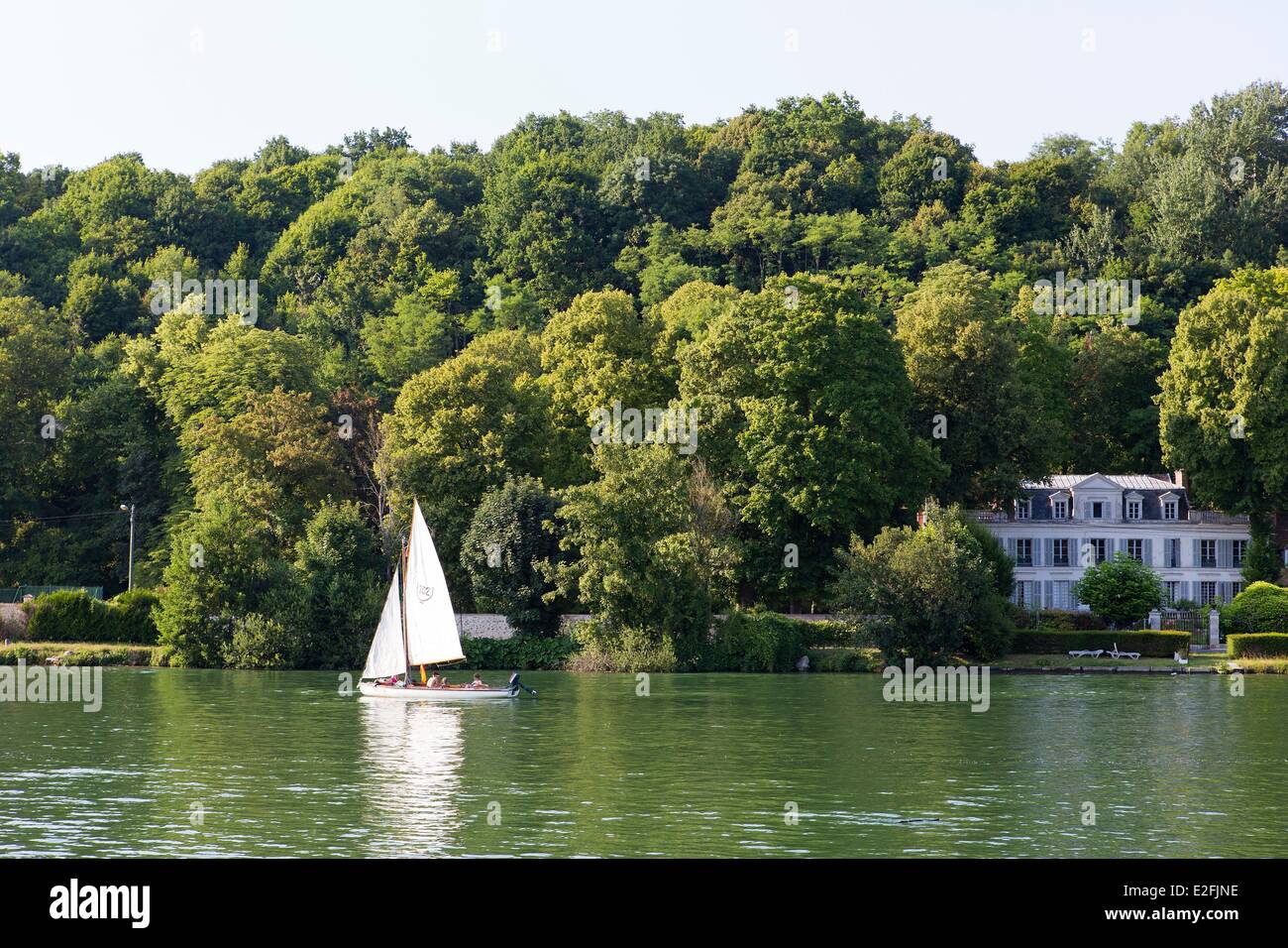 Francia, Seine et Marne, Fontaine le Port, barca a vela sul fiume Senna Foto Stock