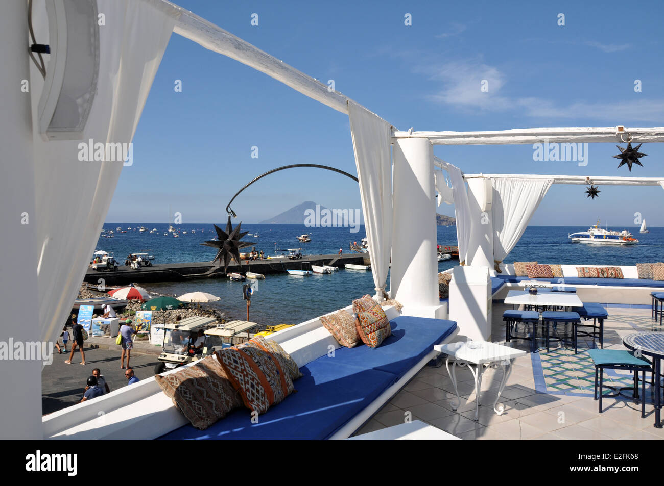 Isole Eolie o Lipari, Panarea, Lisca Bianca Lounge bar, Stromboli in background Foto Stock