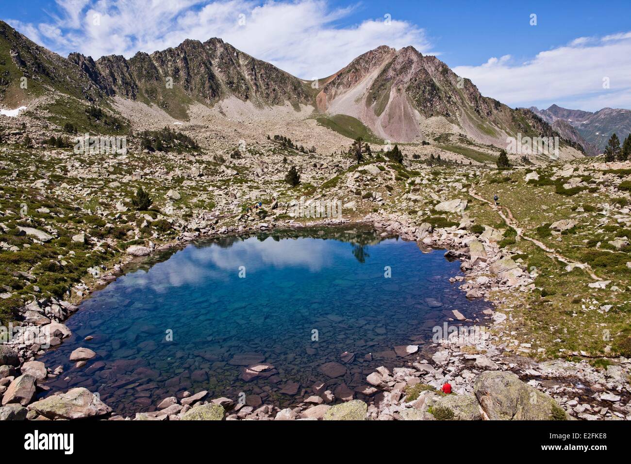 Francia, Hautes Pirenei, vicino Neouvielle Riserva Naturale Lago di montagna Foto Stock
