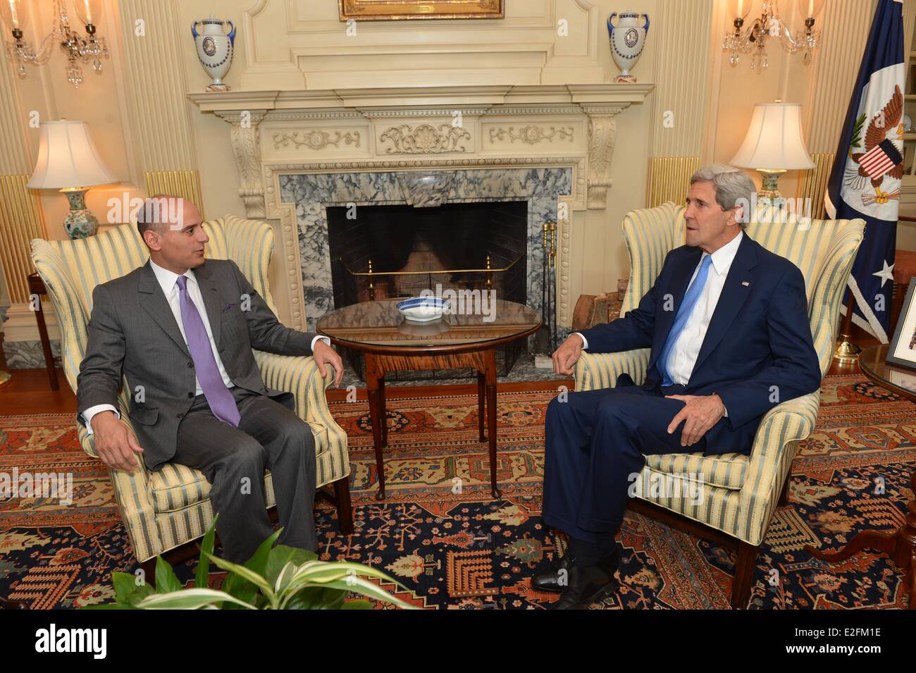 Il Segretario di Stato americano John Kerry incontra Ambasciatore saudita NEGLI STATI UNITI Adel Al-Jubeir per discutere la situazione in corso in Iraq e Sryia presso il Dipartimento di Stato di Giugno 18, 2014 a Washington, DC. Foto Stock
