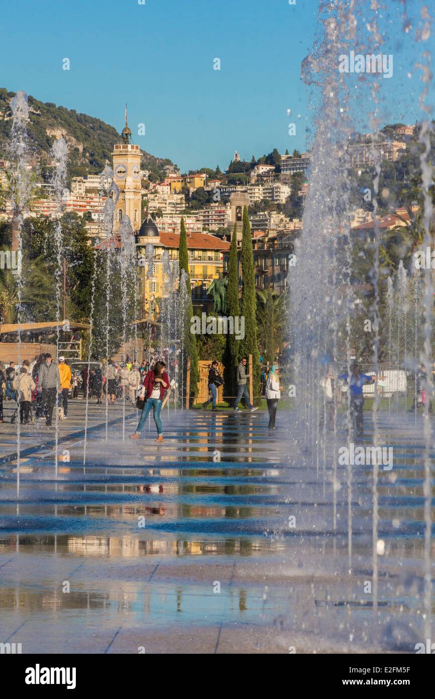 Francia Alpes Maritimes Nice Promenade du Paillon il laghetto ornamentale di 3000 m2 e i getti di acqua della place Massena Foto Stock