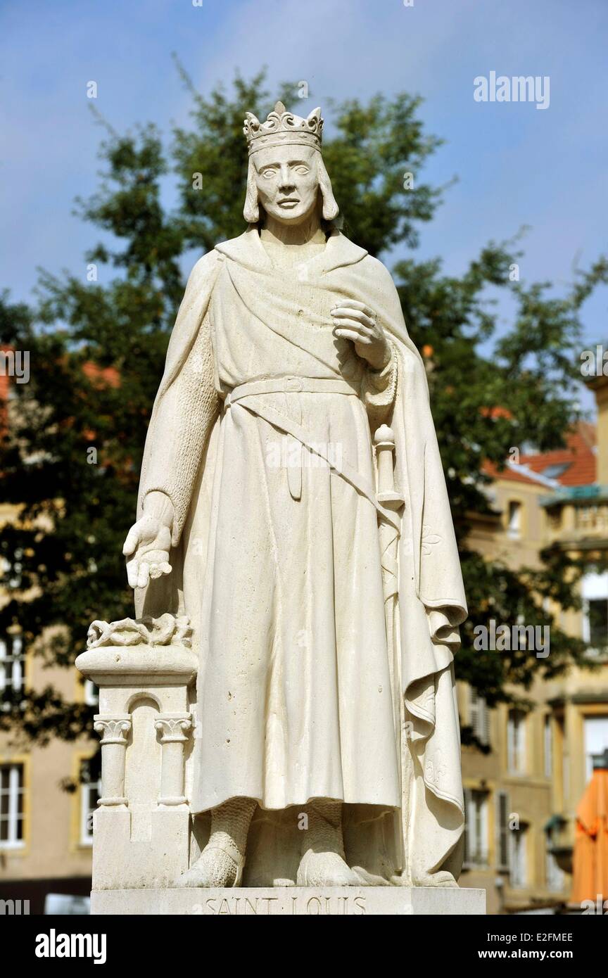 Francia Moselle Metz St Louis statua sulla St Louis square Foto Stock