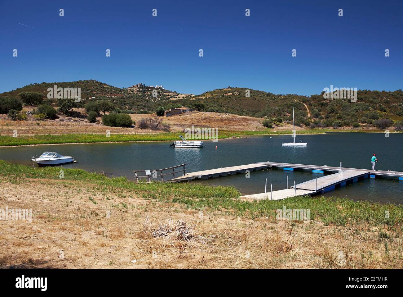 Portogallo Alentejo lago della diga di Alqueva un villaggio fortificato di Monsaraz in background Foto Stock