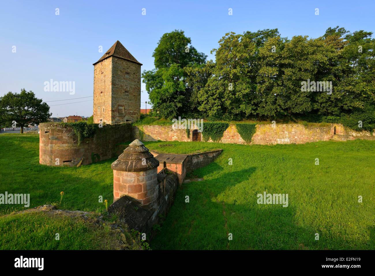 Francia Bas Rhin Wissembourg le mura della città Tour de la Poudriere xiii secolo Foto Stock