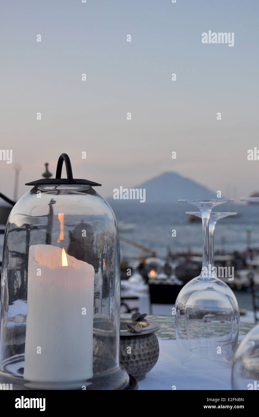 Panarea, Lisca Bianca Ristorante Lounge bar, Stromboli in background Foto Stock