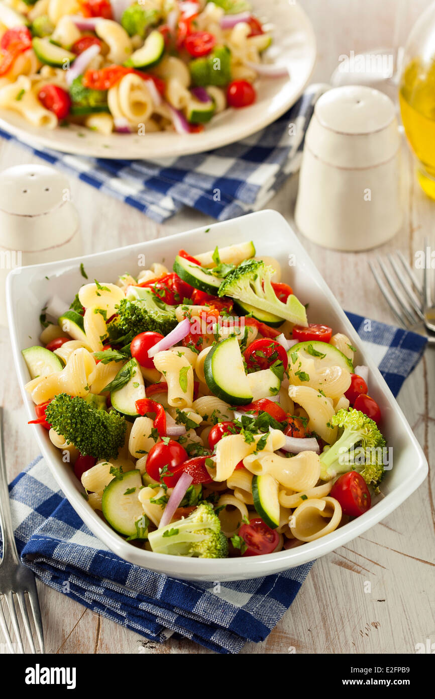 Una sana Pasta fatta in casa con insalata di pomodori cipolle e broccoli Foto Stock