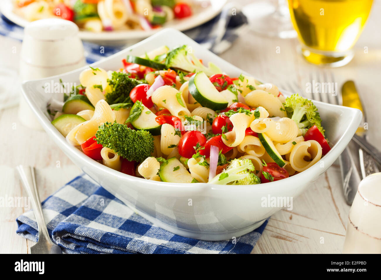 Una sana Pasta fatta in casa con insalata di pomodori cipolle e broccoli Foto Stock