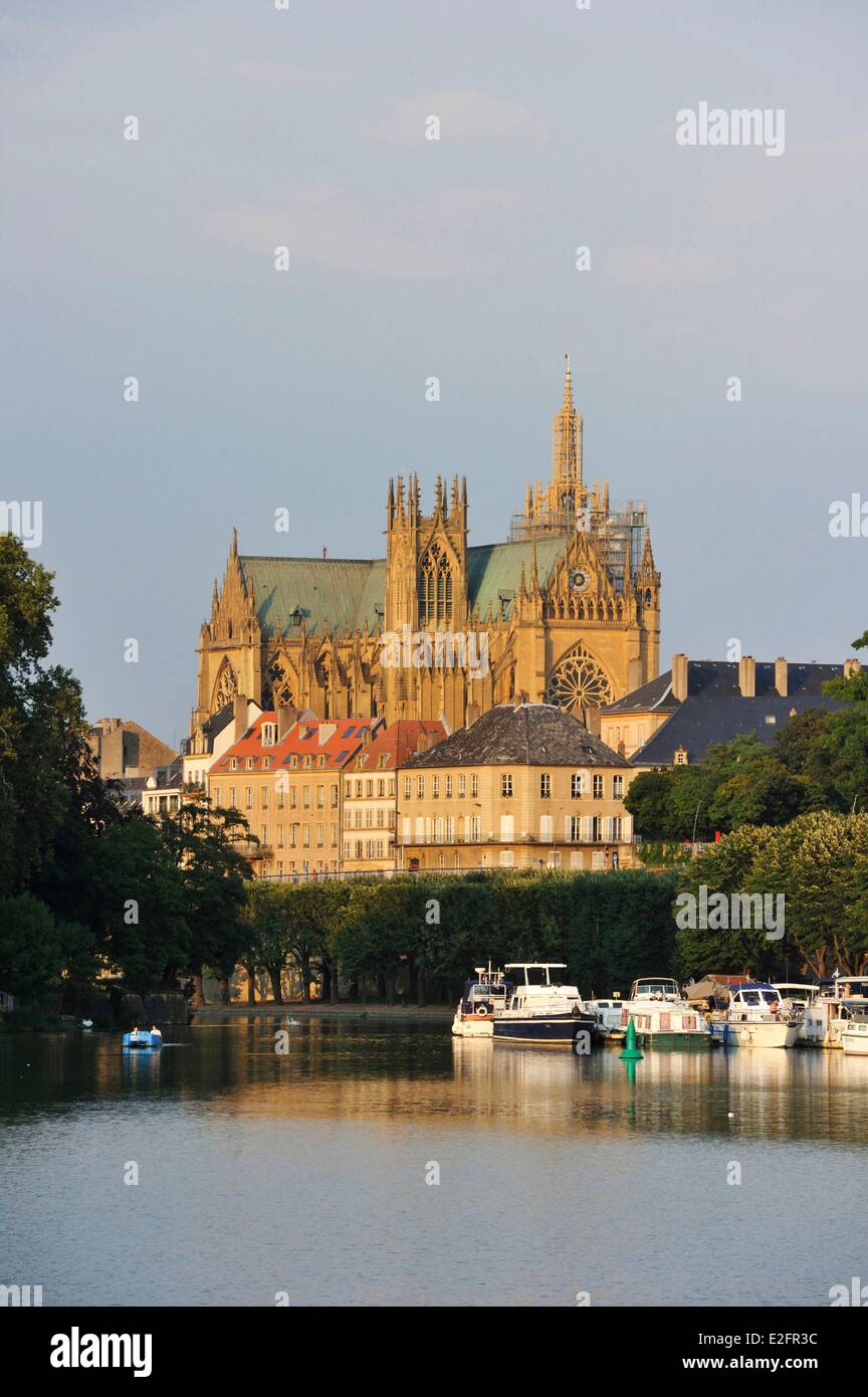 Francia Moselle Metz il piano d'Eau con la marina e la cattedrale di Saint Etienne nella parte posteriore Foto Stock