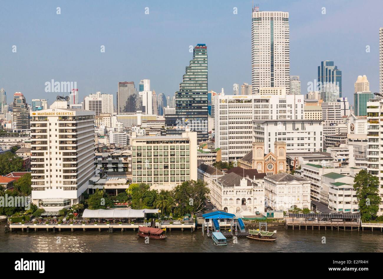 Tailandia Bangkok rive del fiume Chao Phraya vista dal Peninsula Hotel In Bang Rak distretto con il Mandarino Foto Stock