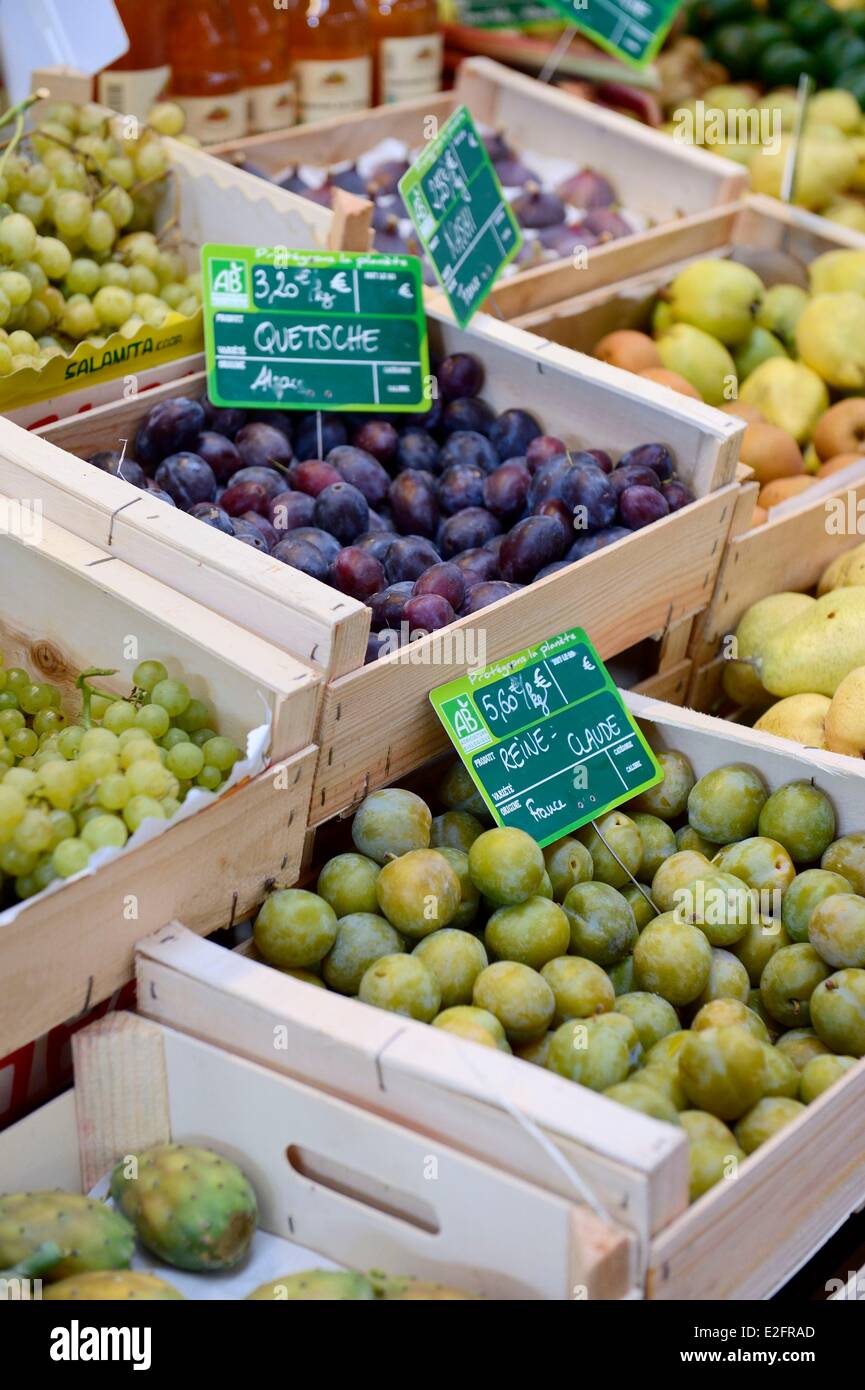 Francia Haut Rhin Alsazia strada del vino Colmar il mercato coperto Sala prodotti organici Foto Stock