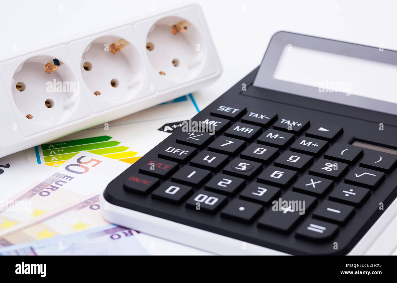 L'immagine mostra una presa di alimentazione denaro e di una calcolatrice Foto Stock