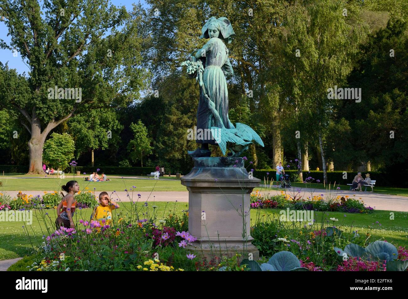 Francia Bas Rhin Strasburgo Parc de l'Orangerie (Orangerie Park) statua in bronzo di Ganseliesel (Elisabeth accompagnato da un oca) Foto Stock