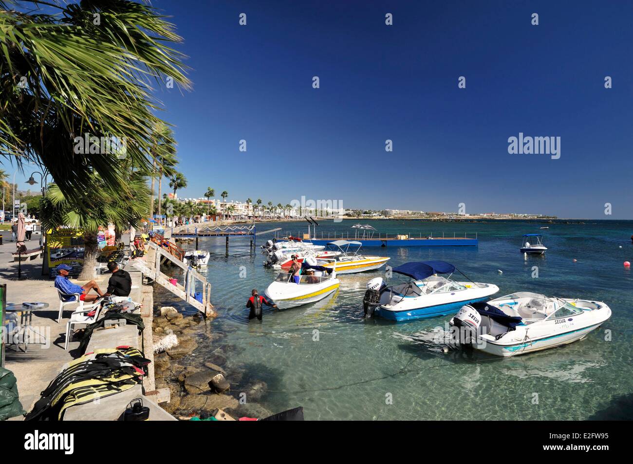 Cipro Paphos District Paphos Marina Kato Paphos dal quale le barche in uscita per la barca ormeggiata Foto Stock