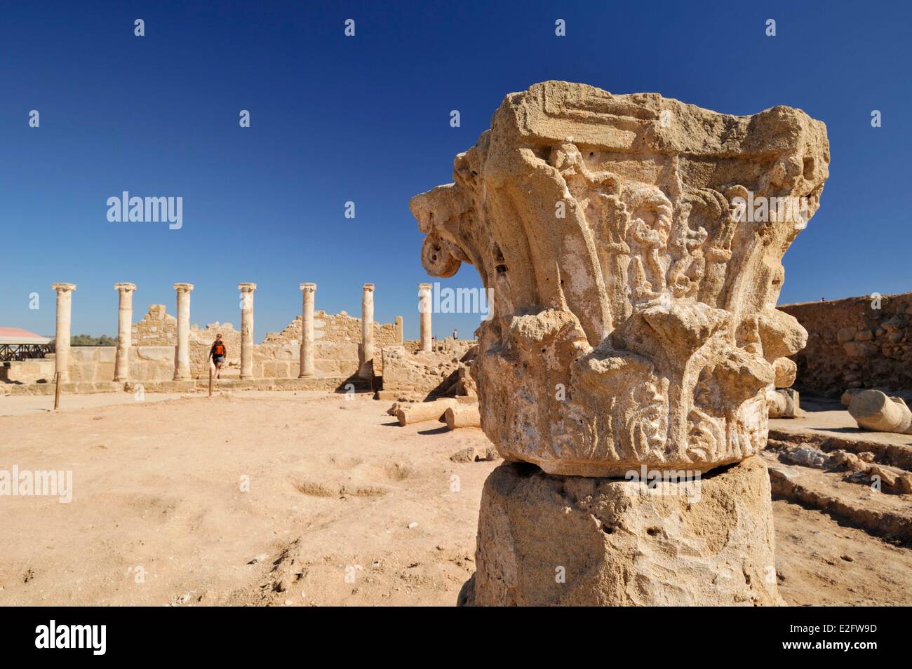 Cipro Paphos District Paphos sito archeologico di Paphos vestigia del capitale scolpita di una colonna Foto Stock