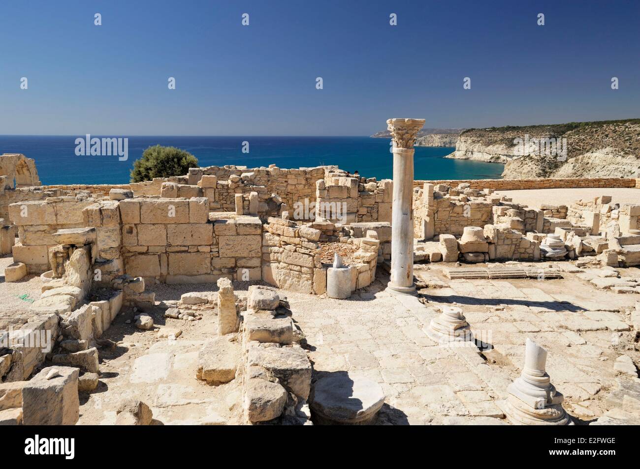 Cipro Limassol District Kourion sito archeologico rovine della basilica paleocristiana colonna rivolta verso il mare e le scogliere Foto Stock