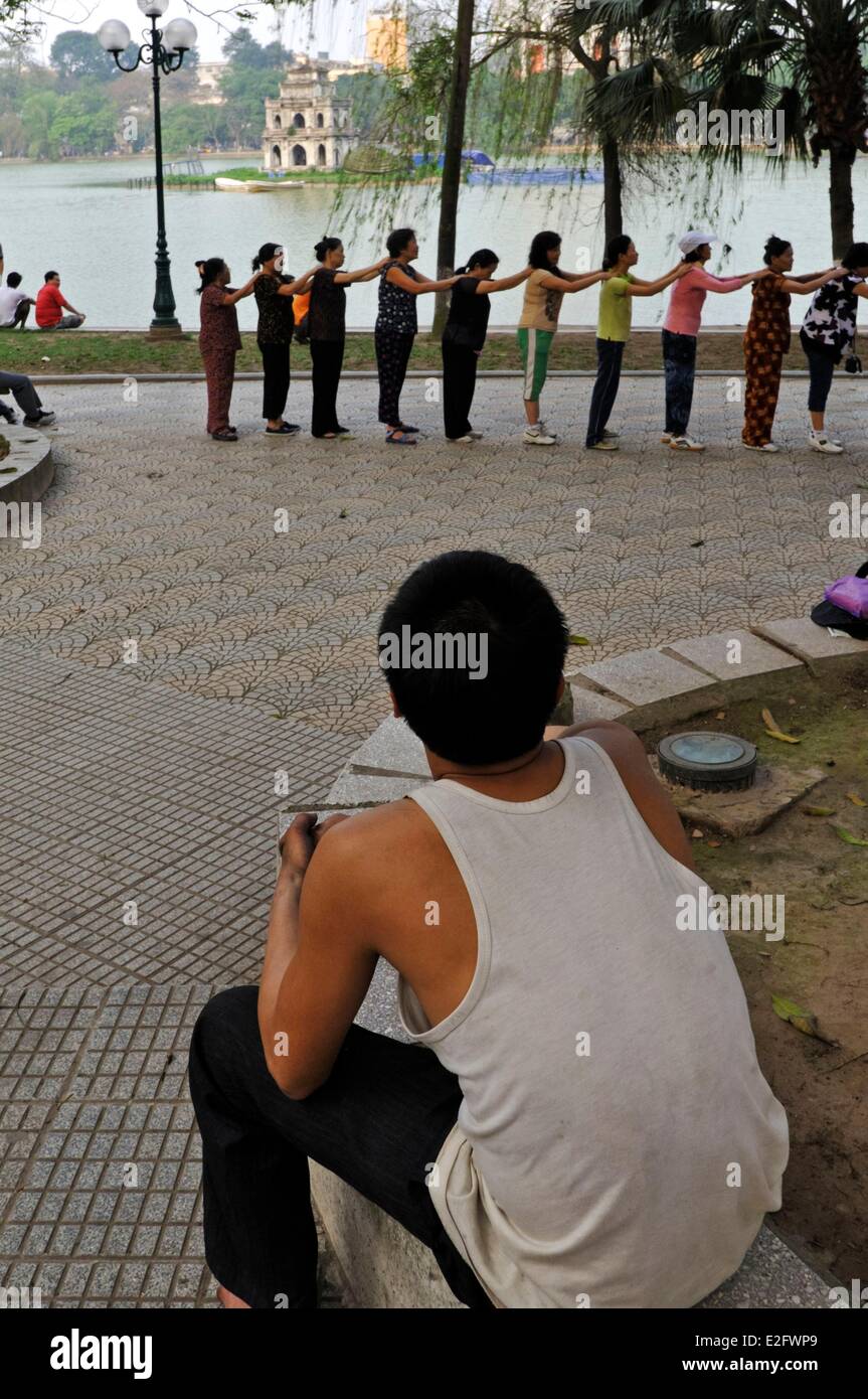 Vietnam Hanoi città vecchia lago Hoan Kiem persone che praticano il Tai chi Foto Stock