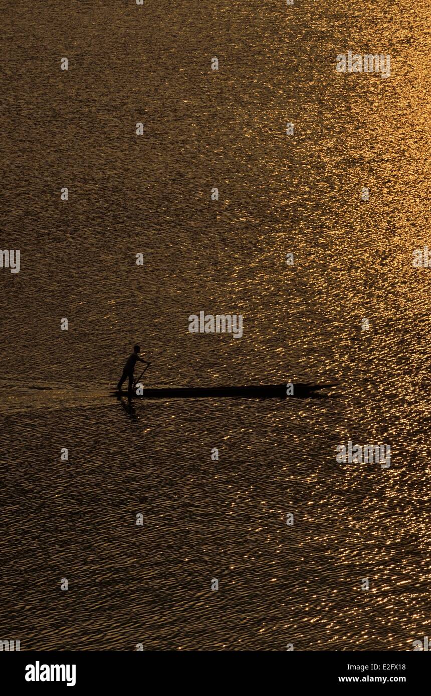 Il Vietnam Bac Kan Provincia Ba essere Parco Nazionale di Ba essere pescatore sul lago Foto Stock