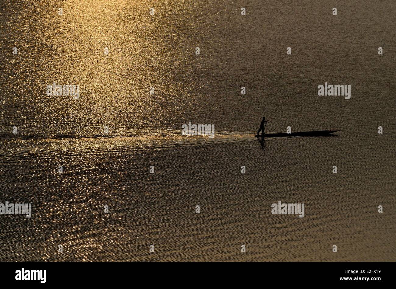 Il Vietnam Bac Kan Provincia Ba essere Parco Nazionale di Ba essere pescatore sul lago Foto Stock