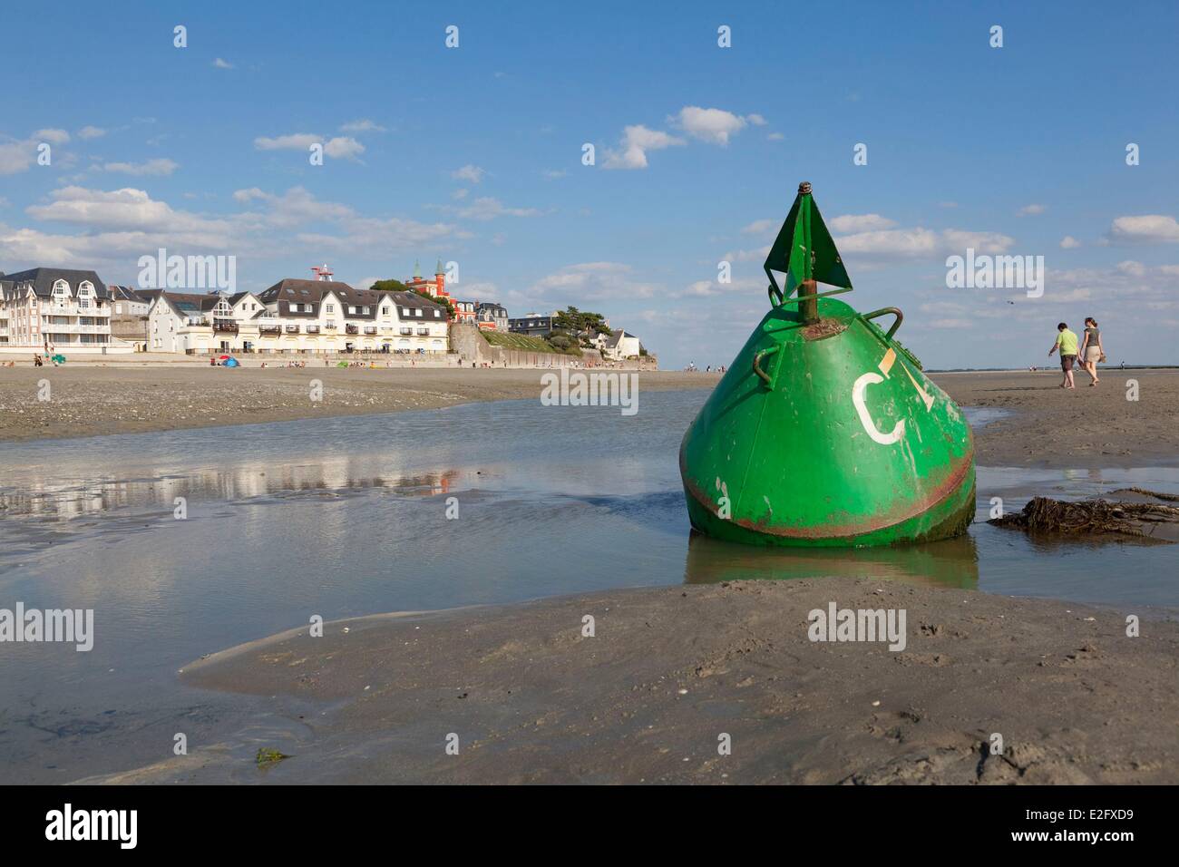Francia Somme Baie de Somme Le Crotoy beach village e vedute da sulla baia con la bassa marea con una boa verde in primo piano Foto Stock