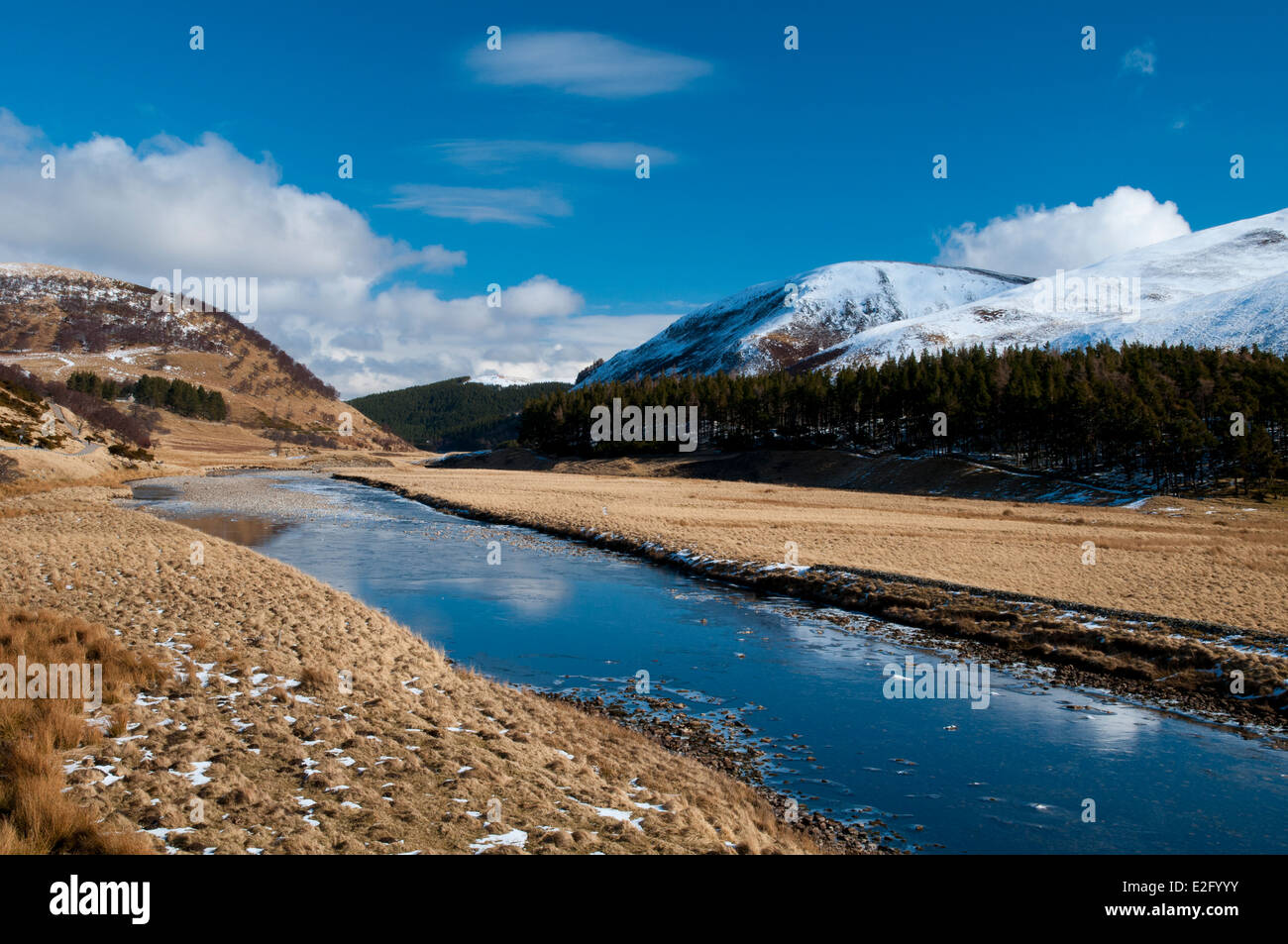Il fiume Findhorn, che scorre lungo la valle di Findhorn attraverso la coperta di neve montagne Moadhliath in Inverness-shire, Scozia Foto Stock